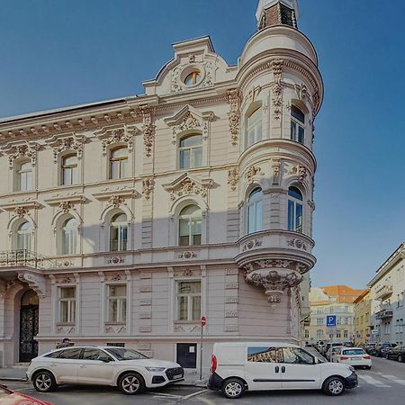 Beautiful Condo At The Old Town Братислава Екстериор снимка