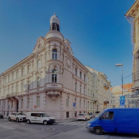 Beautiful Condo At The Old Town Братислава Екстериор снимка