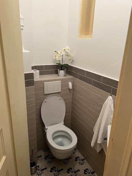 Beautiful Condo At The Old Town Братислава Екстериор снимка