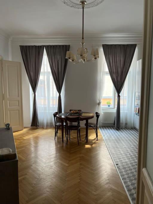 Beautiful Condo At The Old Town Братислава Екстериор снимка