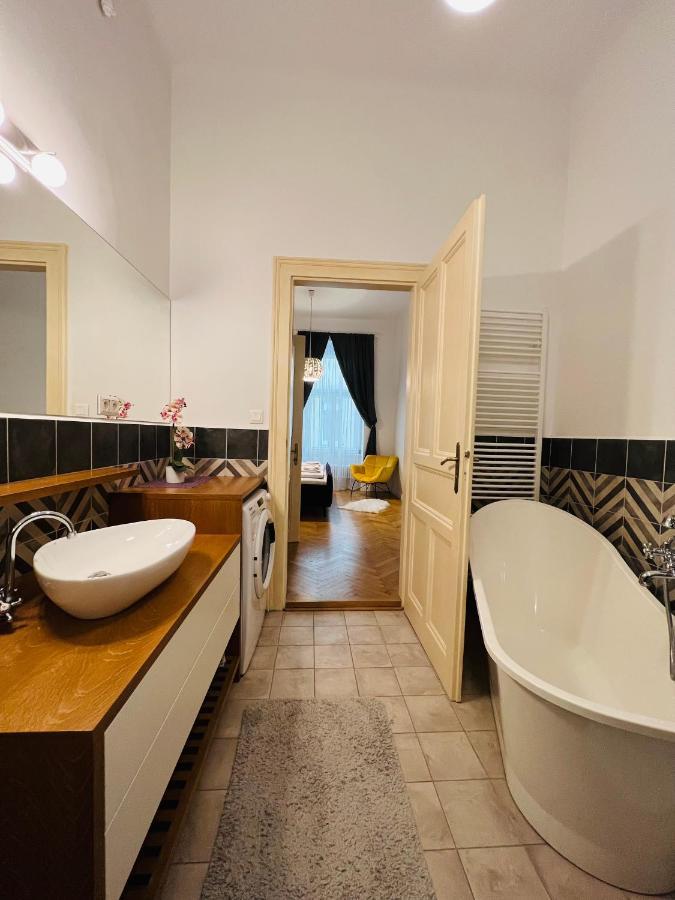 Beautiful Condo At The Old Town Братислава Екстериор снимка