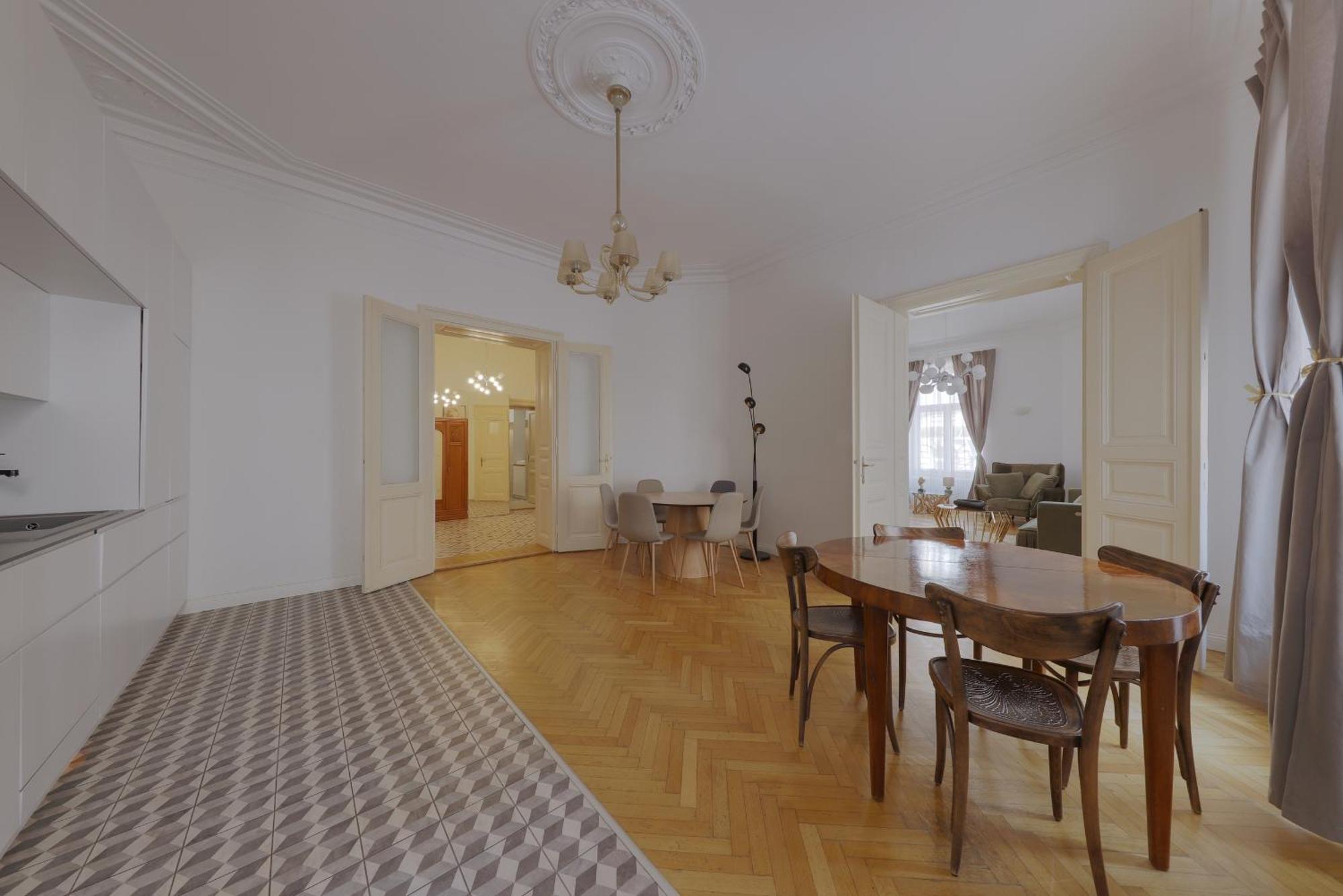 Beautiful Condo At The Old Town Братислава Екстериор снимка